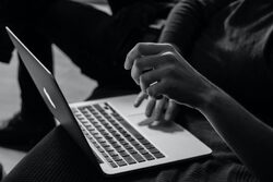 Προσοχή – Ηλεκτρονική απάτη: Αν λάβετε μήνυμα από τον «Πρόεδρο της Europol» για δήθεν εμπλοκή σε υπόθεση πορνογραφίας, διαγράψτε το