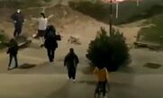 Νέα επίδειξη αστυνομικού αυταρχισμού: Επίθεση σε εφήβους σε πλατεία της Καρδίτσας (Video)