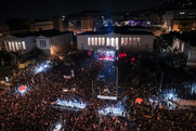 "Κέρασε" υπογλώσσια σ' όλη την "σαπίλα του ντουνιά" η αντιπολεμική συναυλία!