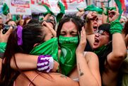 Αργεντινή: Ψηφίστηκε ο νόμος για την άμβλωση