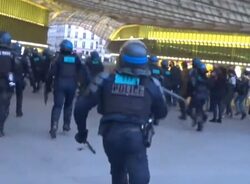 Γαλλία: Δακρυγόνα κατά διαδηλωτών που διαμαρτύρονταν για την νίκη Μακρόν [Video]
