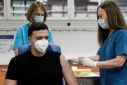 «Σωτηρία»: Ανέβαλαν τους εμβολιασμούς υγειονομικών για να εμβολιάσουν υπουργούς και παρατρεχάμενους