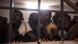 Ο Μπόρις Τζόνσον εξορίζει τους πρόσφυγες στην Ρουάντα