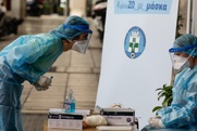 «Ανάσχεση διασποράς» από την επιστροφή των διακοπών με δύο δωρεάν self-test στους ανεμβολίαστους