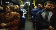 Ένα συγκλονιστικό ρεπορτάζ για το πρώτο λεωφορείο της μέρας «γεμάτο μεροκάματα» 