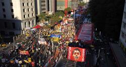 «Μπολσονάρο φύγε»: Δεκάδες χιλιάδες Βραζιλιάνοι στους δρόμους