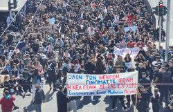 Ποτάμι αγανάκτησης και οργής – Διαμαρτυρία μαθητών στον Πειραιά για τους 57 νεκρούς στα Τέμπη (Εικόνες)