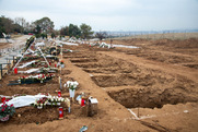 Εικόνες πολέμου... Φτιάχνουν ειδικούς χώρους ταφής στη Θεσσαλονίκη