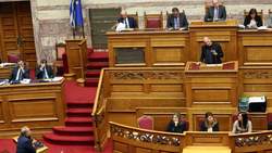Χαμός στη Βουλή: Ο Βαρουφάκης κατέθεσε τις ηχογραφήσεις των Eurogroup του 2015