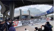 «Καμία ειρήνη χωρίς δικαιοσύνη» – Εκατοντάδες οπαδοί του ΠΑΟΚ έξω από το Ευρωκοινοβούλιο φωνάζουν για τα Τέμπη και κατά της κυβέρνησης (Video)