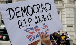 Στους δρόμους δεκάδες Βρετανοί - Διαμαρτύρονται για το κλείσιμο του κοινοβουλίου