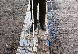 «Το κράτος δεν βλέπει τα τυφλά άτομα» – Μια διαδρομή στην Αθήνα με οδηγό τον πρόεδρο του Πανελλήνιου Συνδέσμου Τυφλών
