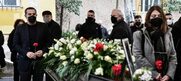 Αλέξης Τσίπρας στην κηδεία του Μίμη Δαρειώτη: “Σου χρωστάμε που είμαστε σήμερα το μόνο κόμμα που κυβέρνησε και δε χρωστάει σε κανέναν ούτε ένα ευρώ. Για αυτό και κανείς δε μας έχει στο χέρι του σήμερα”