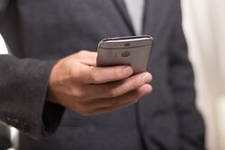 «Παρακολουθεί δημοσιογράφους η ελληνική κυβέρνηση;» αναρωτιέται η Deutsche Welle