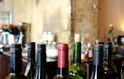 Συναγερμός στον Πειραιά: Εντοπίστηκαν 145.000 μπουκάλια με ποτά «μπόμπες» – Επώνυμα και ευρείας κατανάλωσης