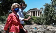 Επικοινωνιακή φιέστα Μητσοτάκη για τους «ιθαγενείς» με φόντο τον ναό του Ηφαίστου!