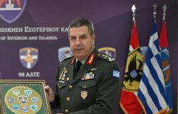 Ο παρακολουθούμενος πρώην Α’ ΓΕΣ είναι ο υπηρεσιακός υπουργός Προστασίας του Πολίτη