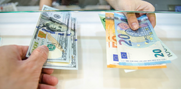 Θα μπορούσε το ευρώ να αντικαταστήσει το δολάριο ως παγκόσμιο αποθεματικό νόμισμα; Δεν γίνεται λιγότερο πιθανό.