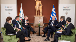 Μετέτρεψαν σε καφενείο τον χώρο μπροστά από τον Ερμή του Πραξιτέλη για να προβάλουν τον Τασούλα και τους “αθάνατους” της ΔΟΑ