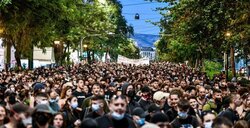 Χιλιάδες στο Σύνταγμα για την αναστολή φυλάκισης του Λιγνάδη-Στήριξη στον Μιχαηλίδη