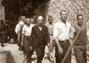 «…Εννέα όγδοα στης Καισαριανής τον τοίχο…»