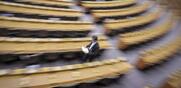 Politico / Η Δημοκρατία στη Δύση έχει πάρει την κάτω βόλτα