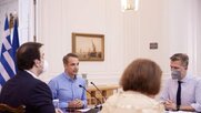 Αμηχανία στα φιλοκυβερνητικά ΜΜΕ για τη «δωροκάρτα» στους νέους και τον διαχωρισμό εμβολιασμένων και μη