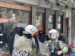 Παρακρατική “οσμή” ακόμα και στην ειρηνική πορεία για τα θύματα στα Τέμπη! Θεσσαλονίκη: Κουκουλοφόροι ντυμένοι σαν αντιεξουσιαστές ανάμεσα στα ΜΑΤ – Αποκαλυπτικές φωτογραφίες