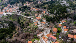 Οικόπεδα σε οικισμούς κάτω από 2.000 κατοίκους: 4 κενά στη ρύθμιση που ήρθε μεσάνυχτα στη Βουλή