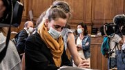 Γαλλία: Λιποθύμησε από συγκίνηση η Βαλερί Μπακό μόλις ο εισαγγελέας ζήτησε επιείκεια