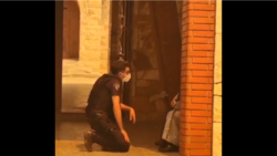 Συγκλονιστικές εικόνες: Αστυνομικοί προσπαθούν να πείσουν μοναχές να εκκενώσουν το μοναστήρι στη Μάνδρα