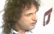 Βασίλης Παπακωνσταντίνου (1988): Οι αναρχικοί στα Εξάρχεια πολεμάνε τη πρέζα, τα ΜΑΤ προστατεύουν πρεζέμπορους (Βίντεο) - Με αφορμή την δολοφονική επίθεση στο Κ*ΒΟΞ