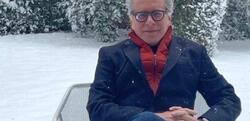 Γιώργος Κουμουτσάκος / Ποζάρει χαμογελαστός στα χιόνια ενώ έχει «θαφτεί» η Αττική