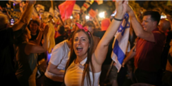 Ισραήλ: Χιλιάδες πολίτες γιορτάζουν την αποχώρηση του Νετανιάχου από την εξουσία
