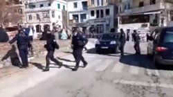 Tα βίντεο που δεν έπαιξαν στα δελτία: Με διαμαρτυρίες υποδέχτηκαν τον Μητσοτάκη στην Ικαρία