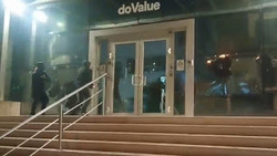 Παρέμβαση του Ρουβίκωνα στα γραφεία της εταιρίας διαχείρισης δανείων DoValue