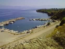 ΟΧΙ  στην κατεδάφιση των υφιστάμενων λιμενικών εγκαταστάσεων  της Μαρίνας Κρυονερίου Ακράτας 