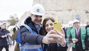 Με τον ένα στους δύο να μην μπορεί να ψωνίσει τα απαραίτητα στο σούπερ μάρκετ, ο Μητσοτάκης υπόσχεται γεωτρύπανα για … φυσικό αέριο!