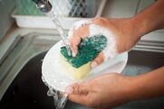 Πώς να απολυμάνουμε το σφουγγάρι της κουζίνας από μικρόβια και ιούς
