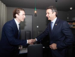 Ο Μητσοτάκης προλογίζει τον Κουρτς που κατηγορείται για χειραγώγηση των ΜΜΕ, σε τελετή βράβευσης