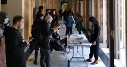 Καλλιτέχνες «αναλαμβάνουν» συμβολικά το Εθνικό Θέατρο