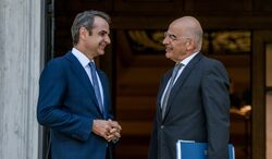 Γιατί η νέα δήλωση Δένδια για τις παρακολουθήσεις δεν είναι μήνυμα στήριξης στον Μητσοτάκη