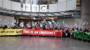 Ακτιβιστές της Extinction Rebellion απέκλεισαν την είσοδο στα κεντρικά γραφεία του BBC στο κέντρο του Λονδίνου