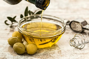 Οι Έλληνες και το ελαιόλαδο: Εξαιρετικά υψηλή κατανάλωση, το προμηθεύονται από φίλους και συγγενείς