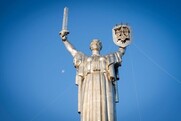 Οι Ουκρανοί αφαίρεσαν το σφυροδρέπανο από το μνημείο της Μητέρας Πατρίδας στο Κίεβο