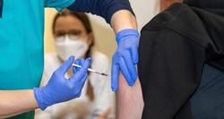 Σύσταση για τέταρτη δόση εμβολίου για όλους άνω των 30 ετών