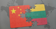 Κακήν κακώς εγκαταλείπουν την Κίνα οι Λιθουανοί διπλωμάτες
