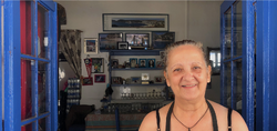 Για το κατσικάκι της κυρίας Δέσποινας Παντέλου γλύφει τα δάχτυλά του ο Καβαλιέρε, στο ίδιο εστιατόριο, που σέρβιρε καθημερινά καφέ τον «Μιχάλη Οικονόμου» της 17Ν.