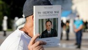 Καμπουράκη οι αριστεροί είναι αντιεμβολιαστές; – Διαδηλωτής σήμερα με το βιβλίο του δικτάτορα Παπαδόπουλου