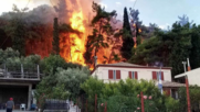 Αντιπεριφερειάρχης Ροδόπης: «Περιμέναμε 2 ώρες τα καναντέρ» – Καίγονται σπίτια στον οικισμό Σώστης